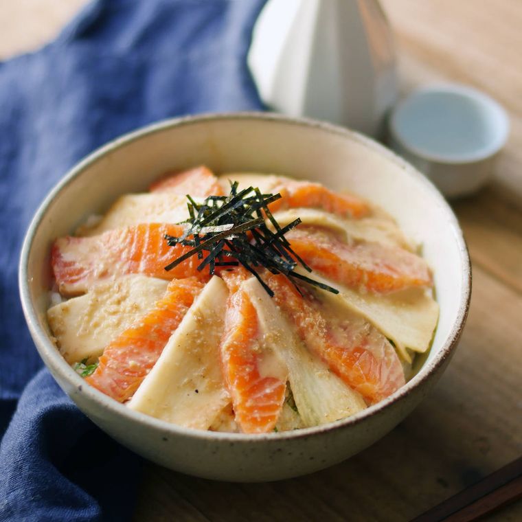 白いお椀に盛られた長芋とサーモンのごまだれ漬け丼