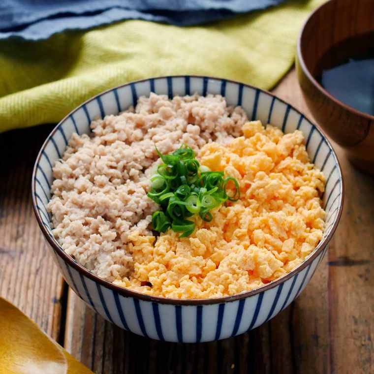 柄つきのお椀に盛られた鶏そぼろ丼