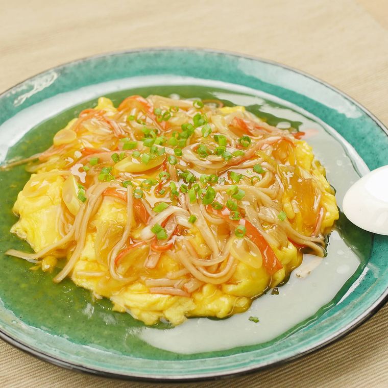 緑色の皿に盛られたカニかまあんかけ