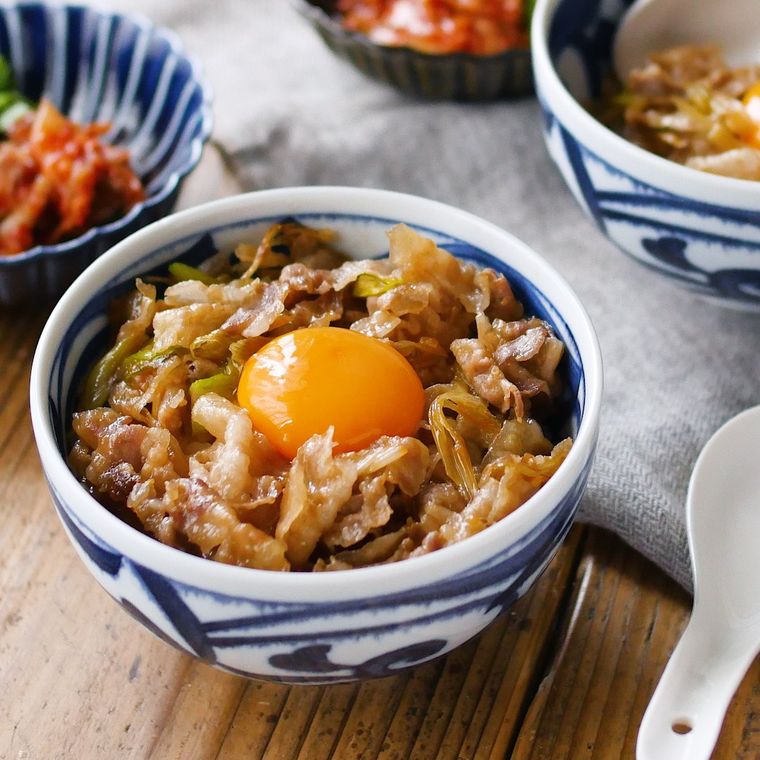 柄つきのお椀に盛られたスタミナ丼