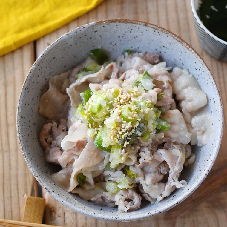 グレーのお椀に盛られたねぎ塩豚カルビ丼