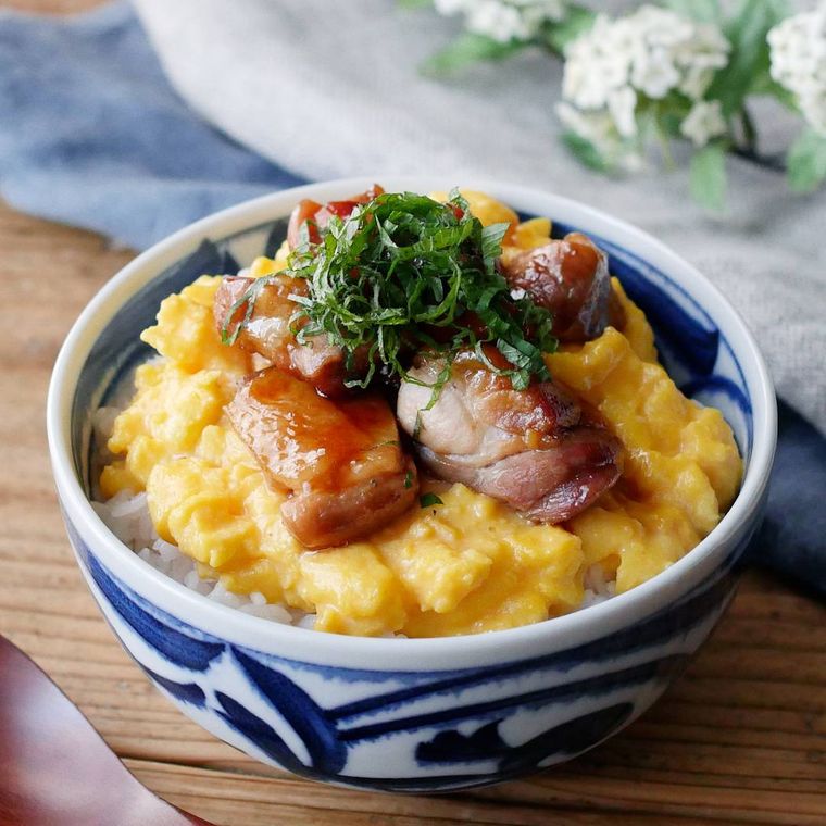 柄つきのお椀に盛られた鶏照り親子丼