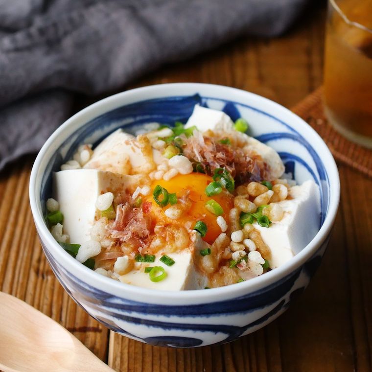 柄つきのお椀に盛られた悪魔の豆腐丼