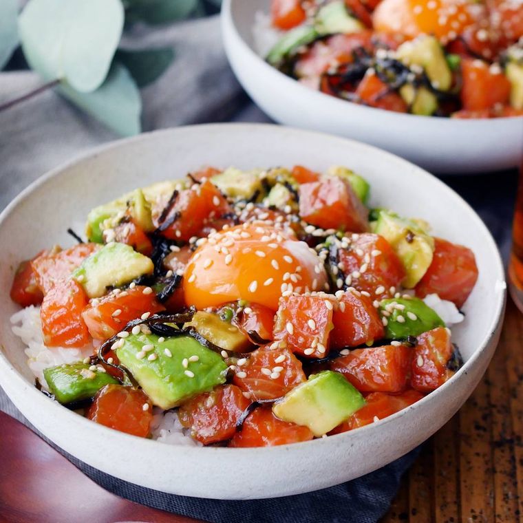 白いお椀に盛られたサーモンとアボカドの塩昆布漬け丼