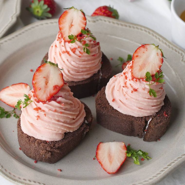 ベージュの洋皿に盛ったいちごのチーズモンブラン