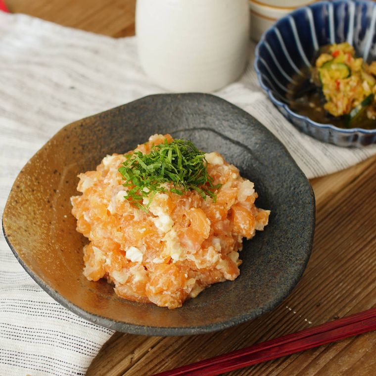 和皿に盛り付けたやみつきサーモンなめろう