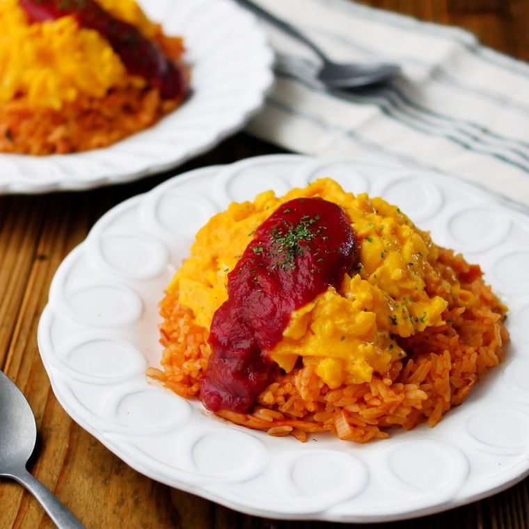 白い洋皿に盛ったスクランブルオムライス