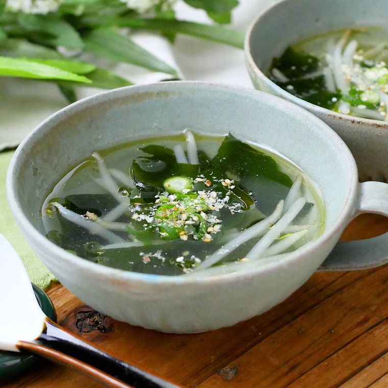 白い容器に入ったもやしとわかめの中華スープ