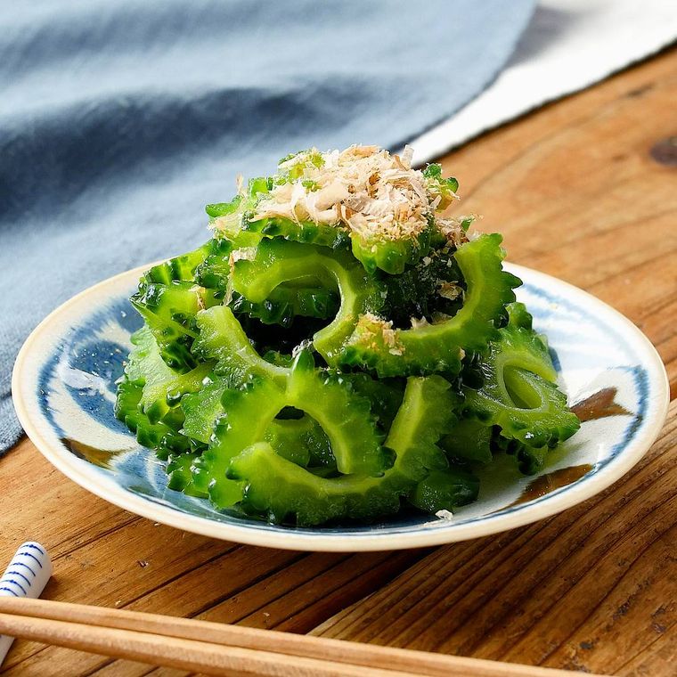 白と青の皿にのったゴーヤのおひたし