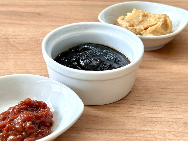 豆板醤・甜麺醤・味噌がそれぞれ白い器に入っているところ