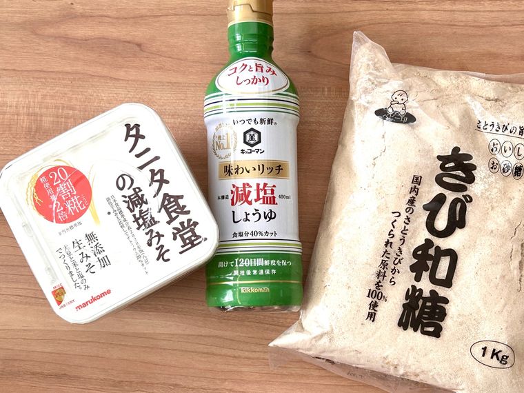 味噌、醤油、砂糖を木の板の上に置いているところ