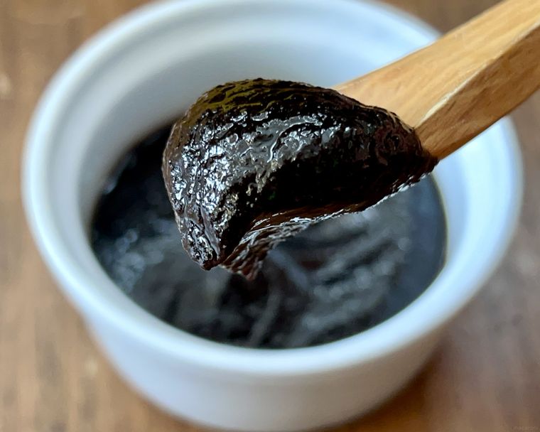 白い皿に入った甜麺醤をスプーンで持ち上げたところ