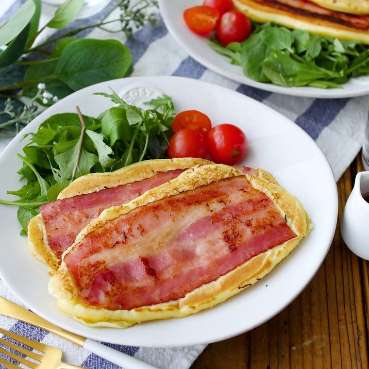 白い皿にサラダと一緒に盛り付けたベーコンパンケーキ