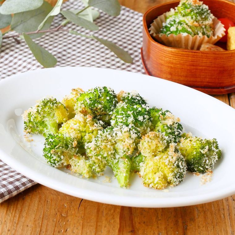 白い皿に盛り付けたブロッコリーのマヨパン粉焼き