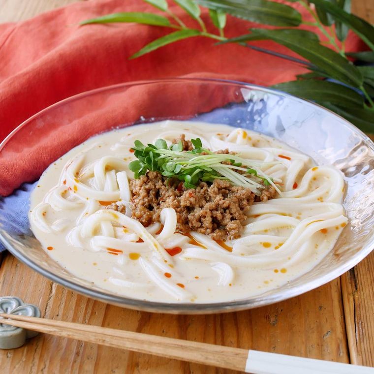 ガラスの皿に盛り付けられた冷やし担々うどん