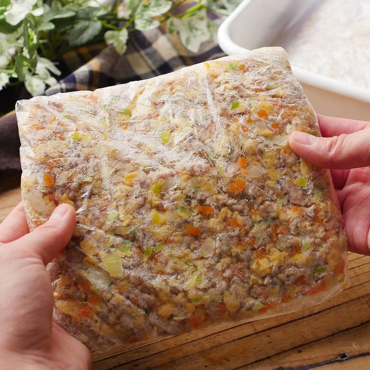 ラップに包んで冷凍したチャーハンの素を、手で持っている様子