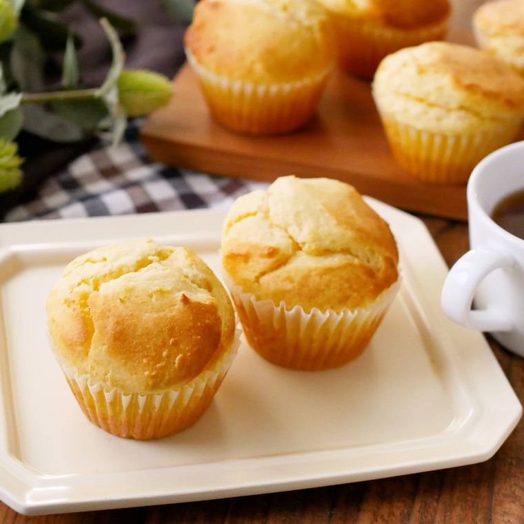 白い皿に盛り付けたクリームチーズマフィン