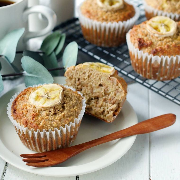 白い皿に盛られた、オートミールのバナナマフィン