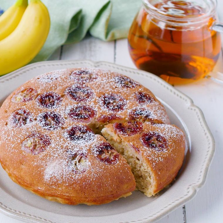 皿に盛りひとり分カットした、炊飯器バナナケーキ