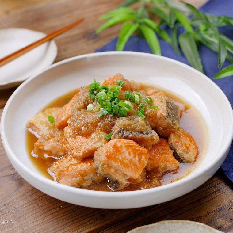 白い器に盛られているサケのみぞれ煮
