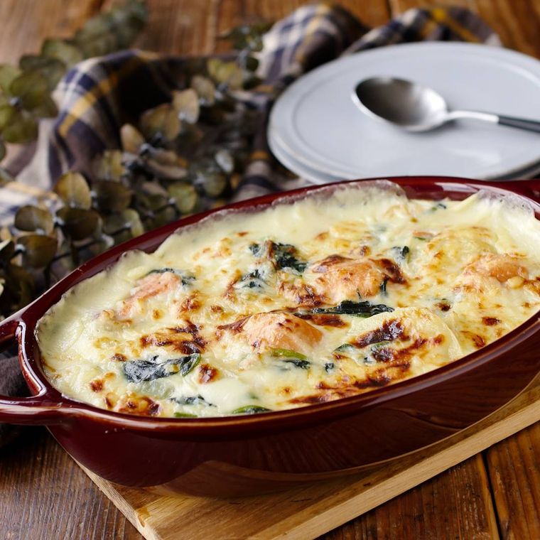 ブラウンのグラタン皿に入っているサケグラタン