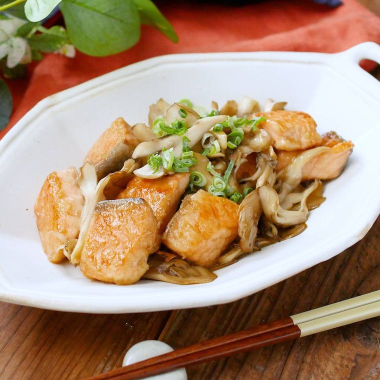 白い皿に盛られているサケとまいたけのバターポン酢炒め