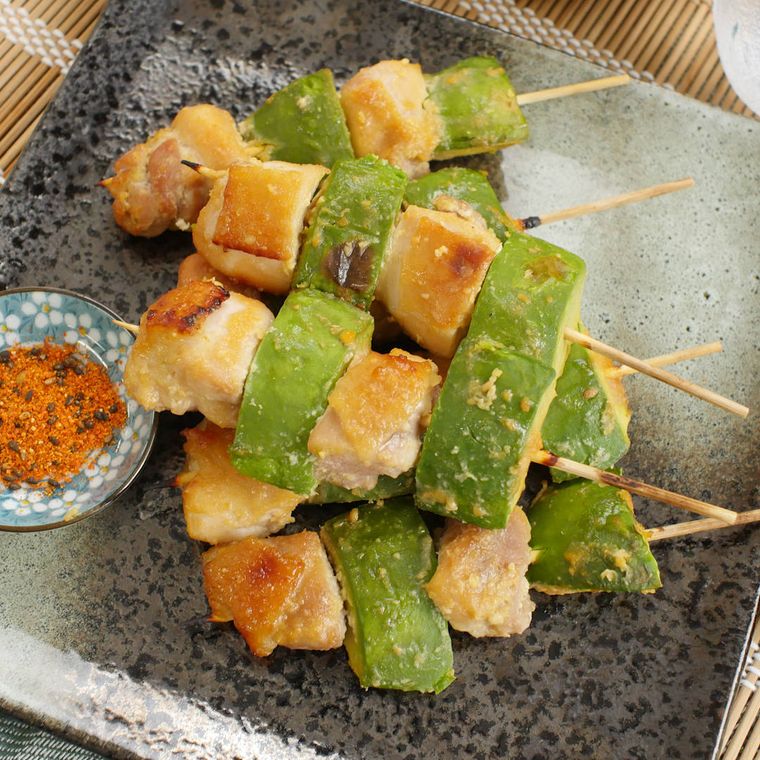 鶏もも肉とアボカドの味噌漬け串焼き、薬味の七味唐辛子