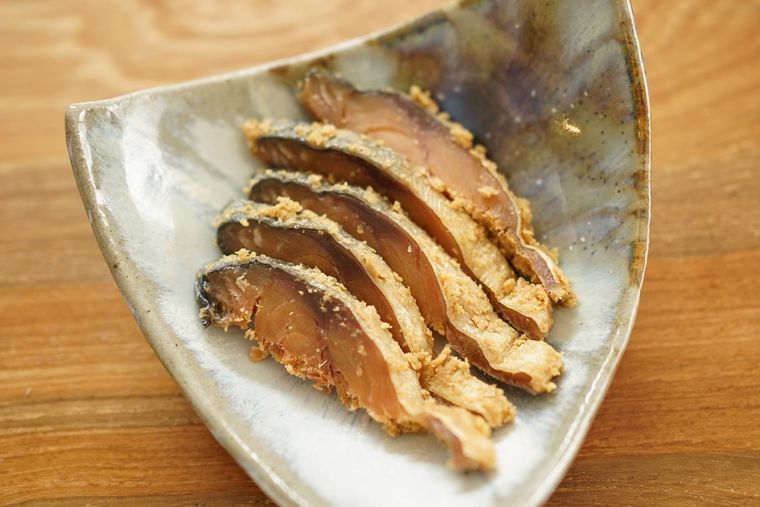 お皿に盛り付けられたへしこ