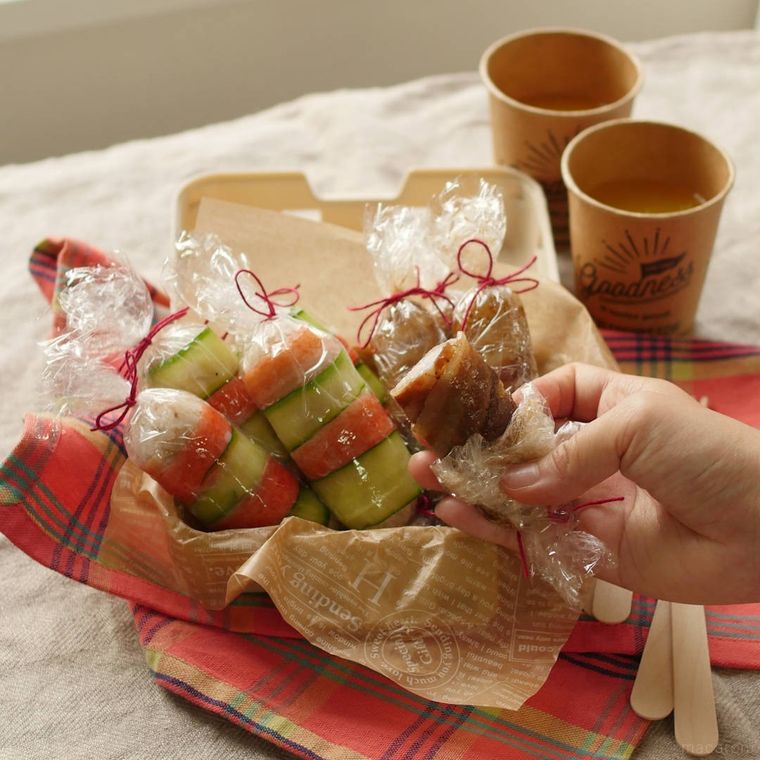 2種類のスティックおにぎりを手で持つ様子