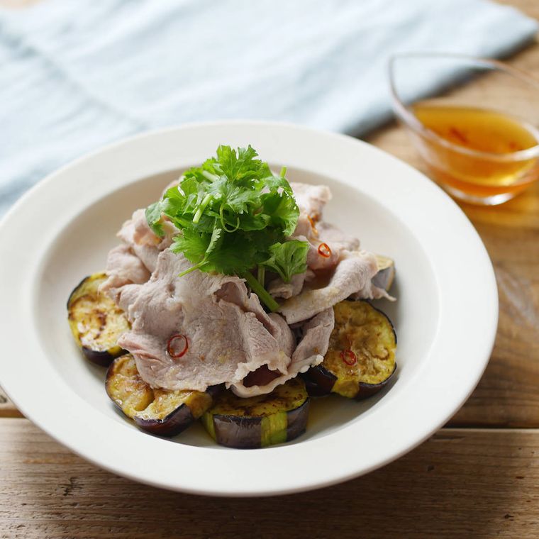 白い皿にのった焼きなすの冷しゃぶサラダ