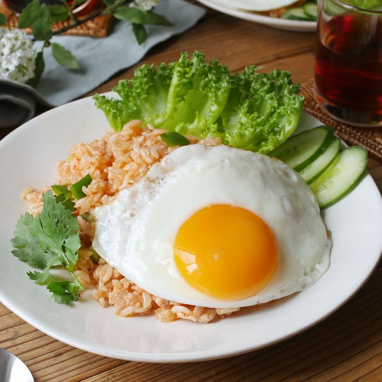 白い皿にのったナシゴレン