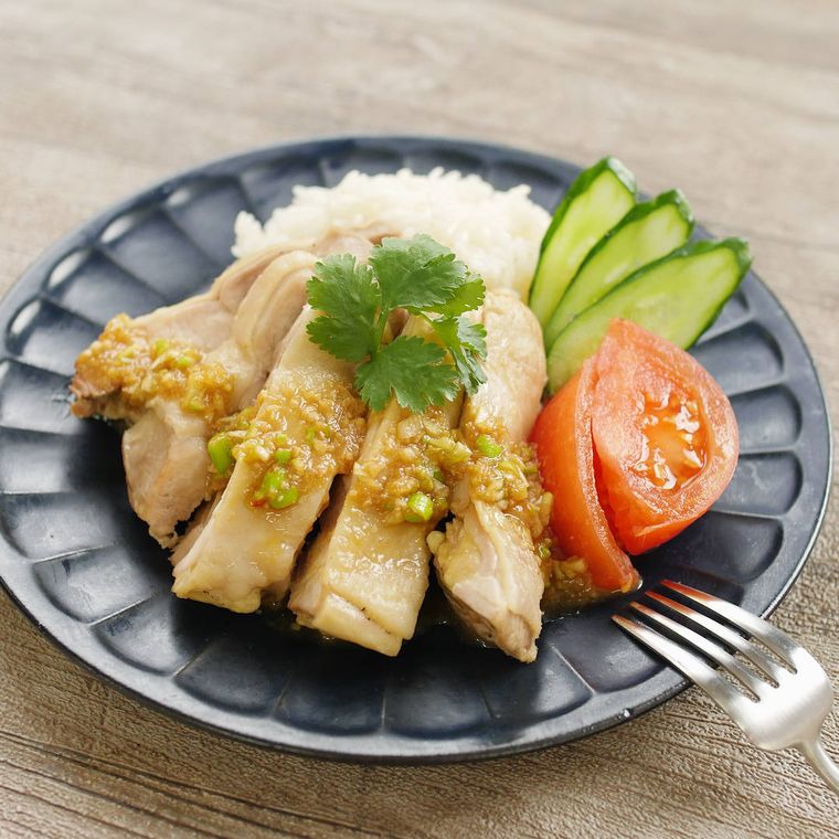 黒い皿にのった海南風チキンライスハイナンジーファン