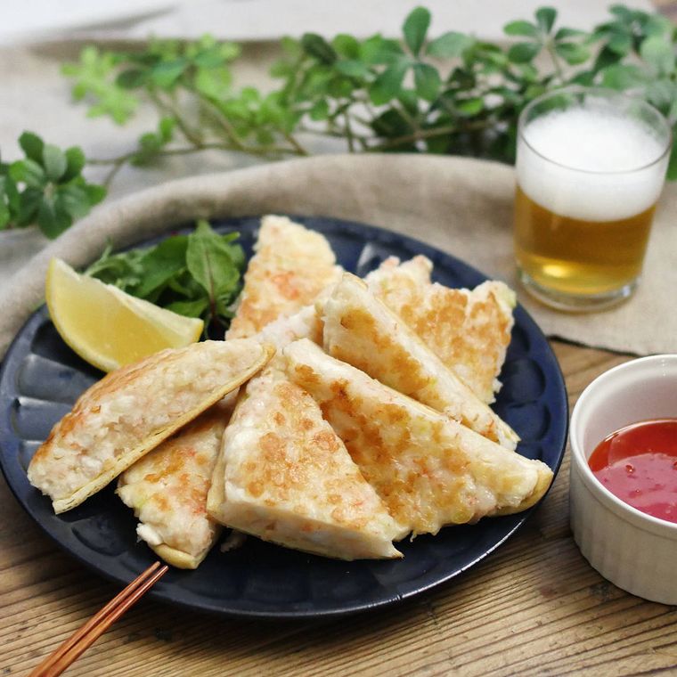 油揚げでのっけ焼きえびパンが皿に盛り付けられているところ