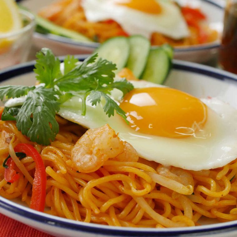 焼きそば麺で作ったミーゴレンが盛り付けられているところ