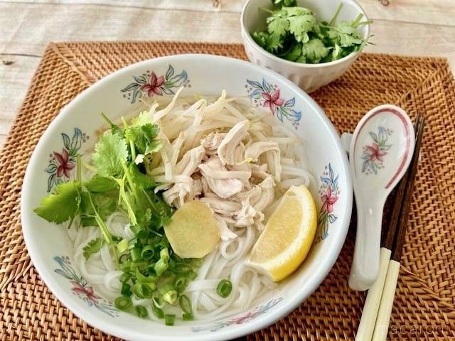 花柄の丼に入った鶏ささみのフォー