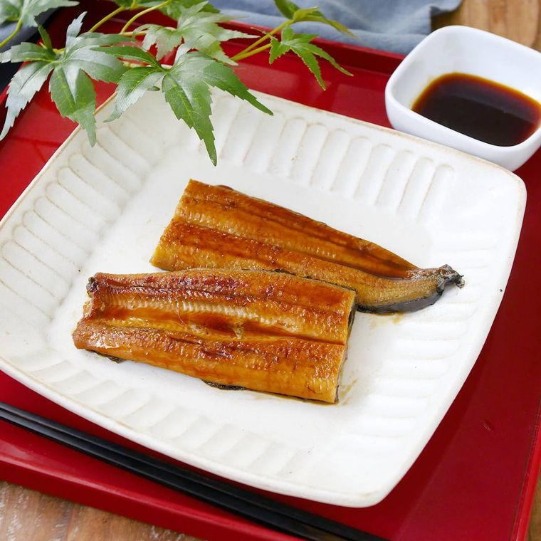 白い皿に盛られたうなぎの蒲焼き