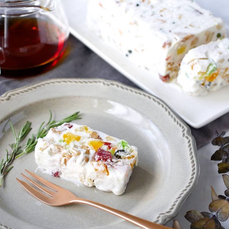 カットして丸皿に盛り、フォークを添えたカッサータ・シチリアーナ