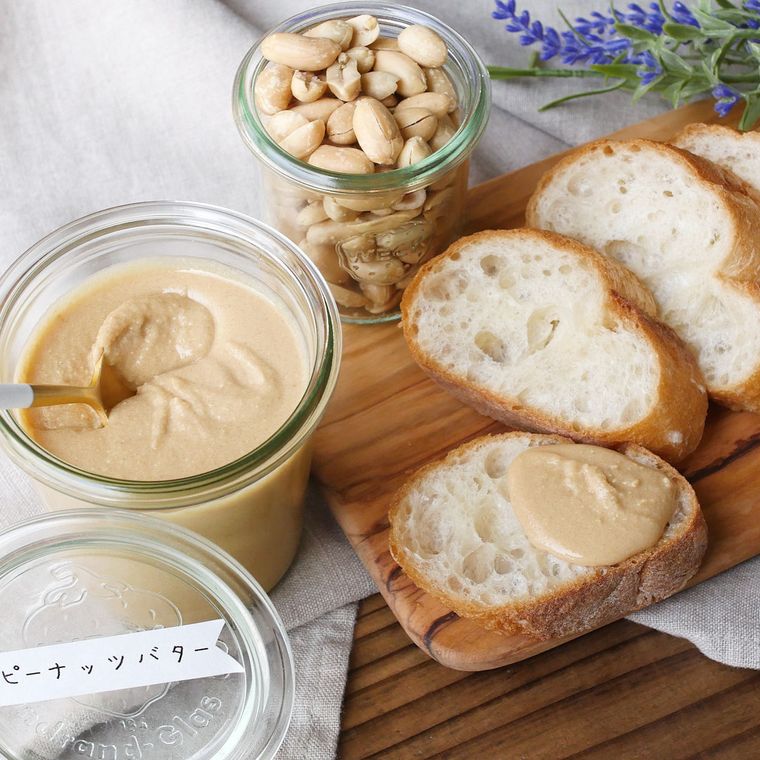 フランスパンに塗ったピーナツバター