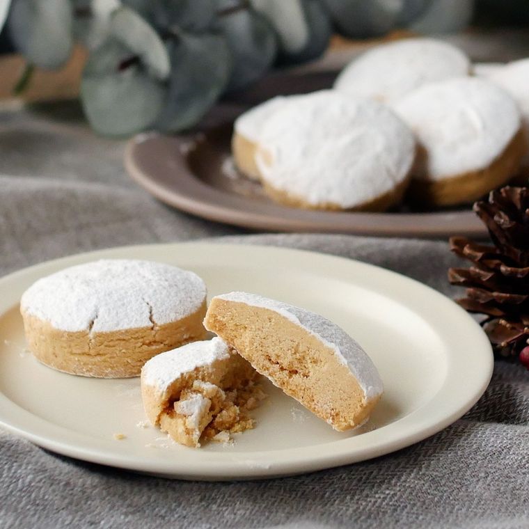 白い皿に盛られたポルボロン