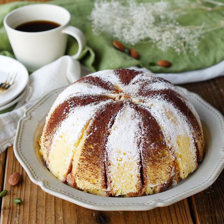 グレー色の丸皿に盛られたズコット