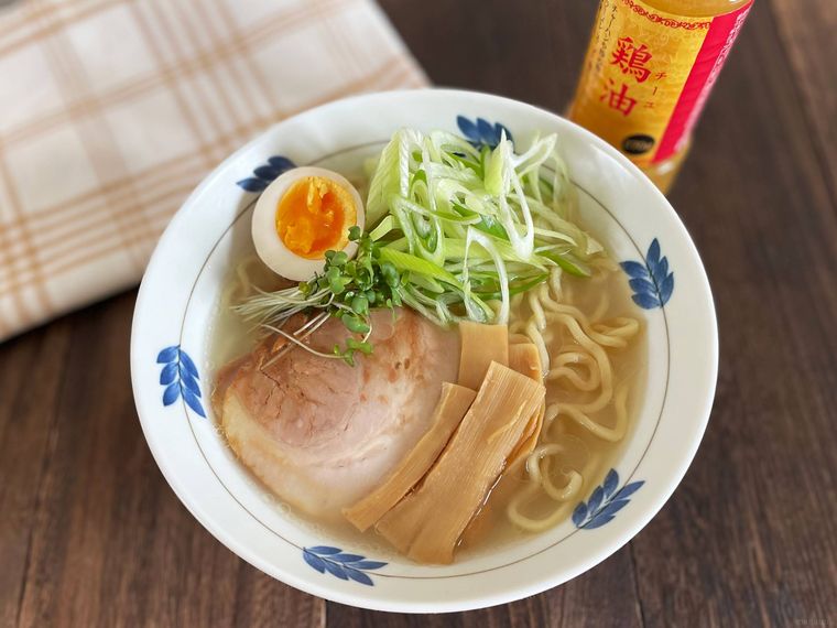 器に盛られた鶏油のラーメン