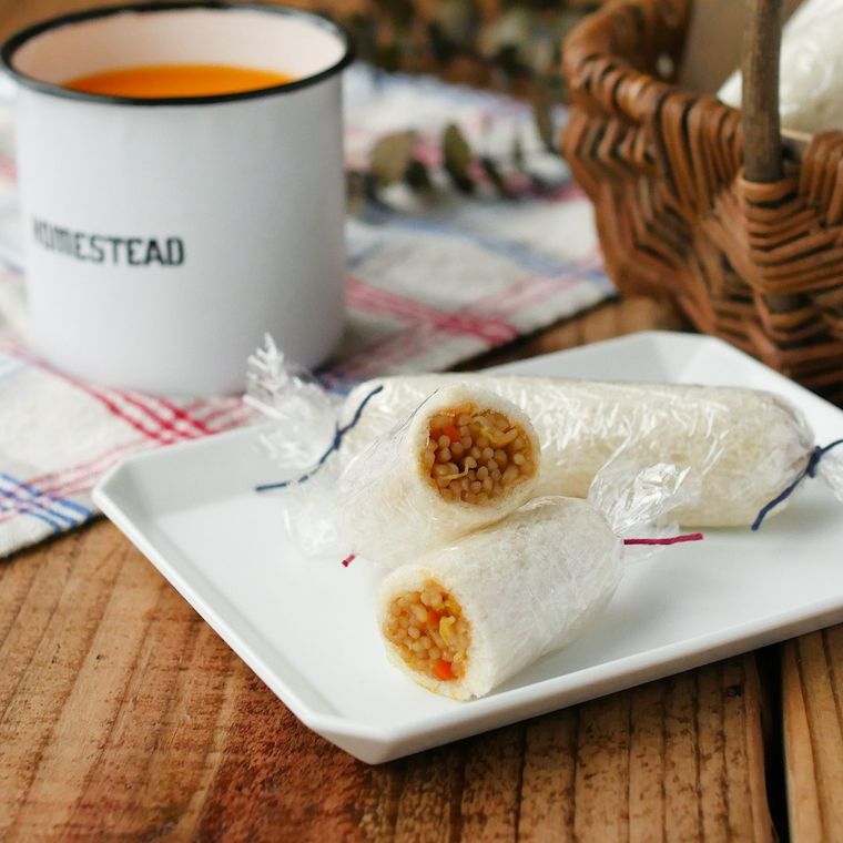 白い四角い皿に盛りつけられたスティックやきそばパン