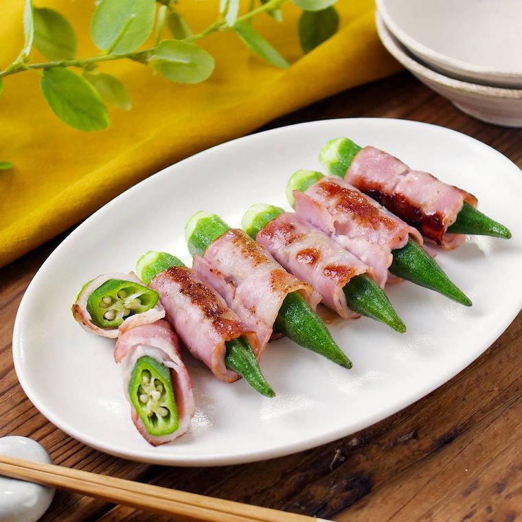 白の楕円皿に盛りつけられたオクラのベーコン巻き