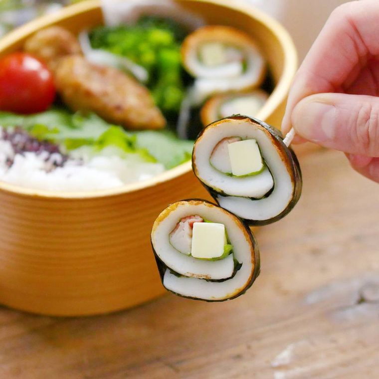 和風の弁当に盛りつけられたのり巻きとごはんと数種類のおかず