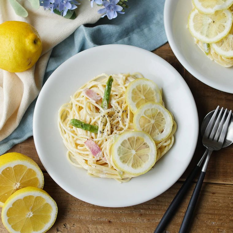 白いプレートに盛られた冷製レモンクリームパスタ