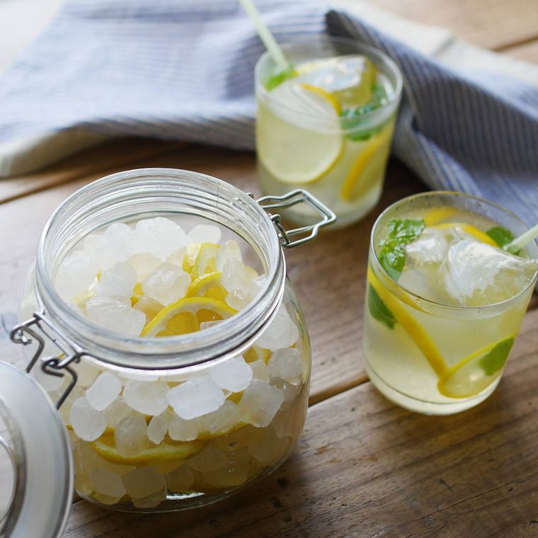 瓶詰めされたレモネードシロップ