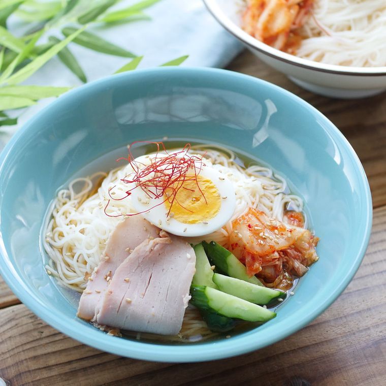 水色の器に盛り付けられた韓国冷麺風そうめん