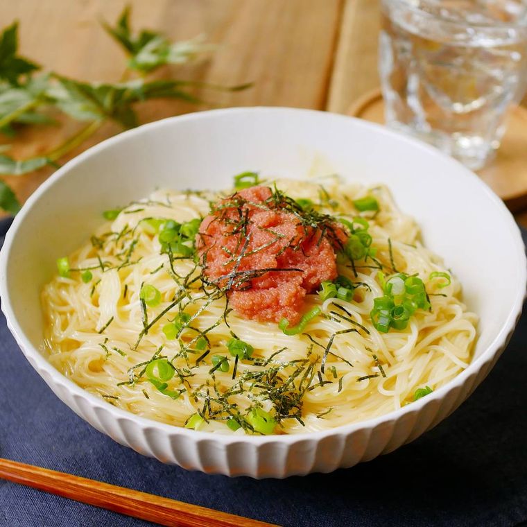 白い器に盛り付けられた明太子かまたまそうめん