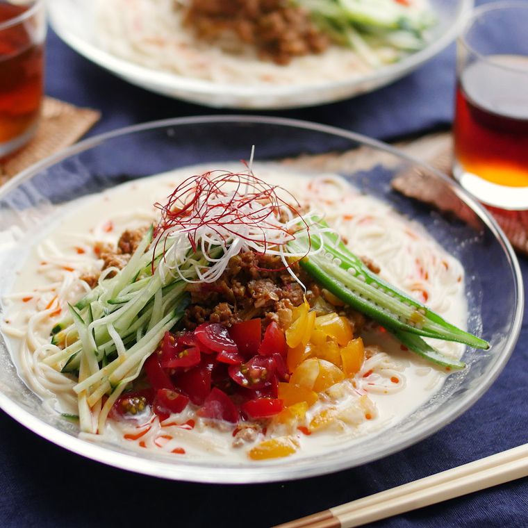 ガラスの皿に盛り付けられた冷やし担々そうめん