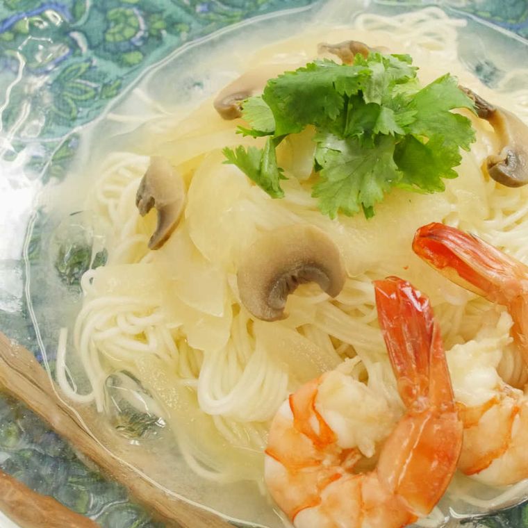ガラスの皿に盛り付けられた冷やしトムヤムクンそうめん